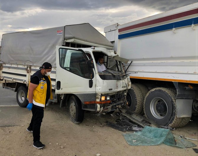 Burdur'da kaza yapan kamyonette sıkışan 2 yaralıyı itfaiye kurtardı