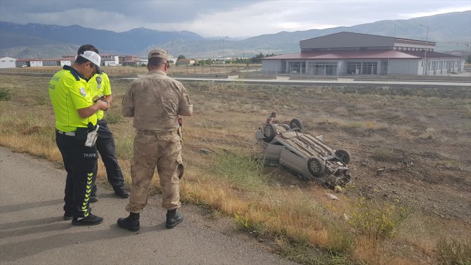 Erzincan'da şarampole devrilen otomobilde 3 kişi yaralandı