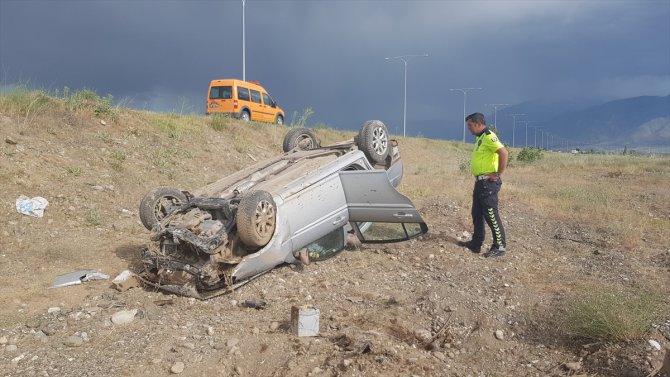 Erzincan'da şarampole devrilen otomobilde 3 kişi yaralandı