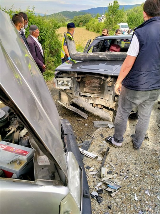 Kastamonu'da iki otomobil çarpıştı: 5 yaralı