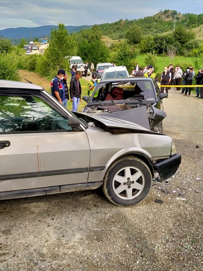 Kastamonu'da iki otomobil çarpıştı: 5 yaralı