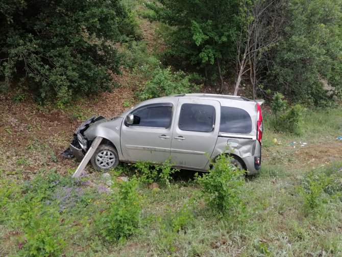 Erzincan'da şarampole devrilen kamyonette 7 kişi yaralandı