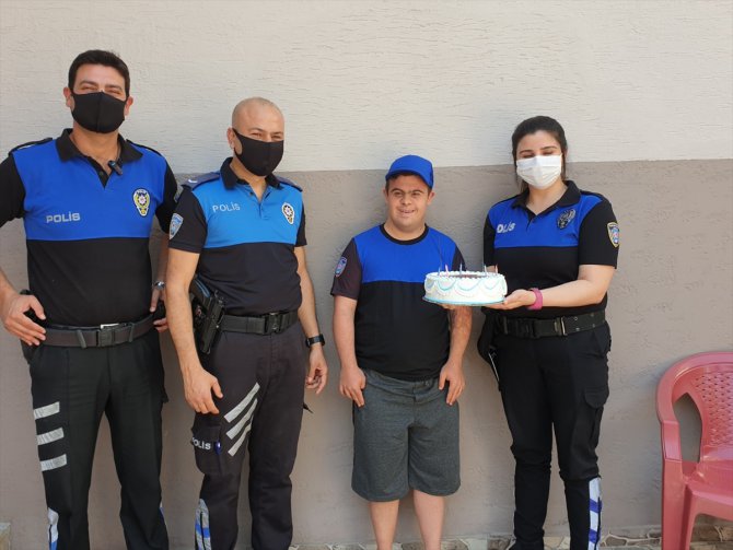 Adana'da polisten down sendromlu kişiye sürpriz doğum günü kutlaması
