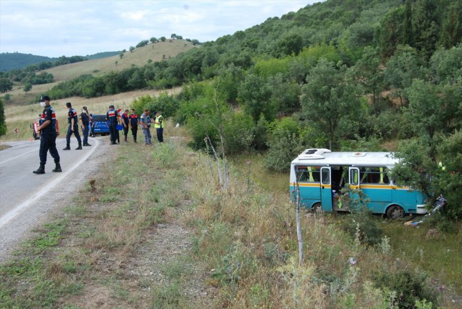 Çanakkale'de yol dışına savrulan minibüsteki 13 tarım işçisi yaralandı