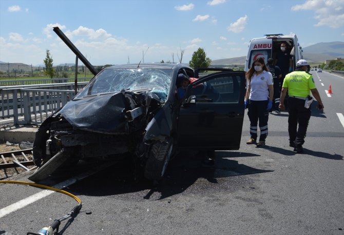 Kayseri'de otomobil bariyerlere çarptı: 1 ölü, 4 yaralı