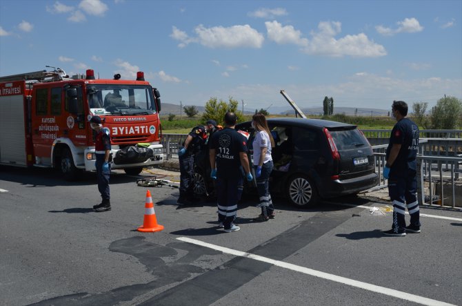 Kayseri'de otomobil bariyerlere çarptı: 1 ölü, 4 yaralı