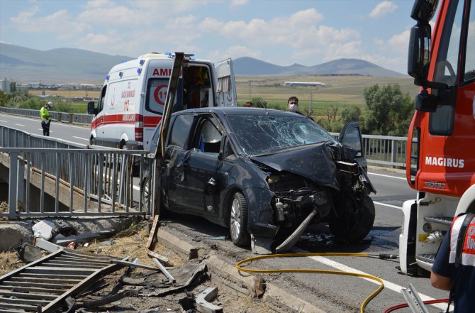 Kayseri'de otomobil bariyerlere çarptı: 1 ölü, 4 yaralı