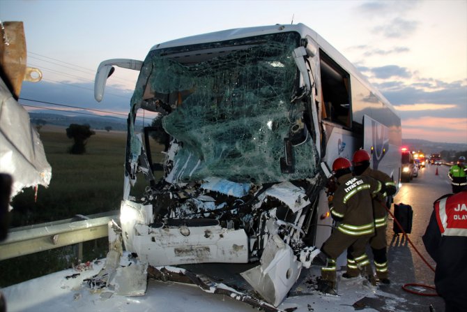 GÜNCELLEME - Uşak'ta yolcu otobüsü ile kamyon çarpıştı: 2 ölü, 18 yaralı