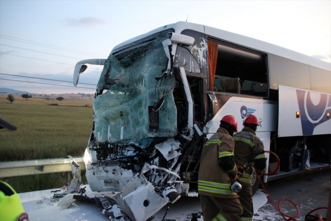 GÜNCELLEME - Uşak'ta yolcu otobüsü ile kamyon çarpıştı: 2 ölü, 18 yaralı