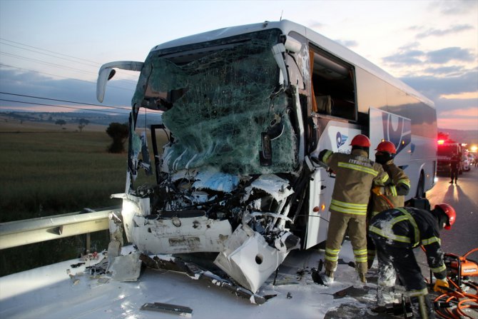 GÜNCELLEME - Uşak'ta yolcu otobüsü ile kamyon çarpıştı: 2 ölü, 18 yaralı