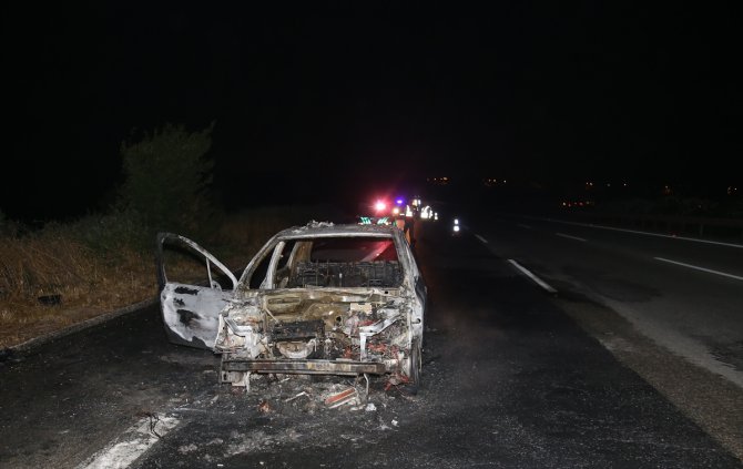Adana'da otoyolda yanan otomobil kullanılamaz hale geldi