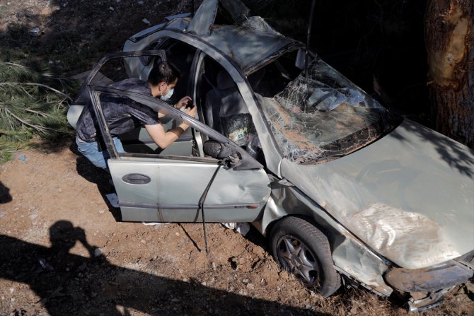 Isparta'da otomobil şarampole devrildi: 3 yaralı