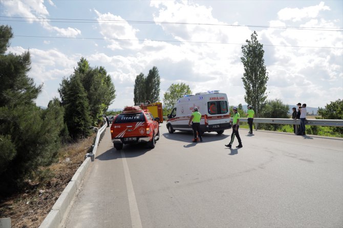 Isparta'da otomobil şarampole devrildi: 3 yaralı