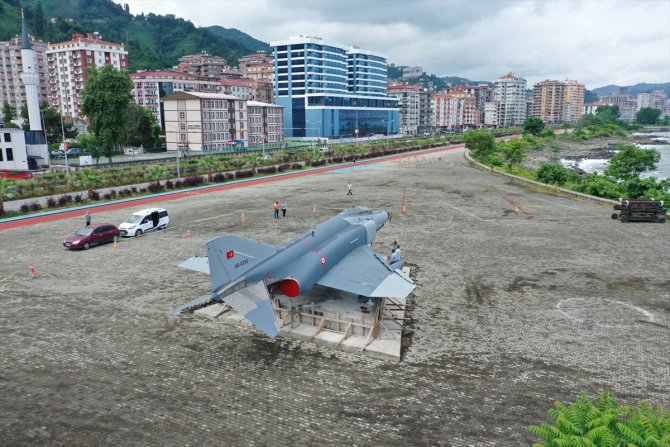 Rize sahiline eski savaş uçağı konuldu