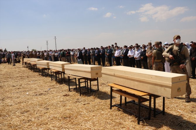 Konya'daki trafik kazasında hayatını kaybeden 7 kişi Şanlıurfa'da toprağa verildi