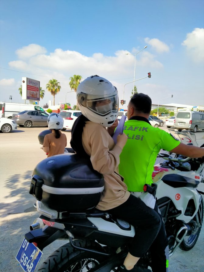 Motosikletli trafik polisleri, araçlarıyla yolda kalan kız kardeşleri sınava yetiştirdi