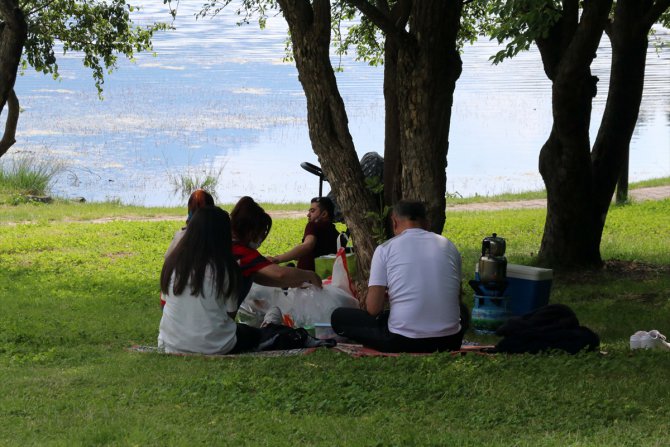 YKS stresinden kurtulmak isteyen öğrenciler ve aileleri Gölcük'e akın etti