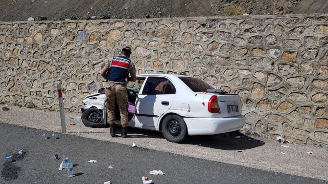 Erzincan'da otomobil istinat duvarına çarptı: 4 yaralı