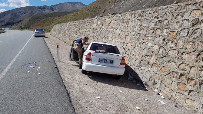 Erzincan'da otomobil istinat duvarına çarptı: 4 yaralı