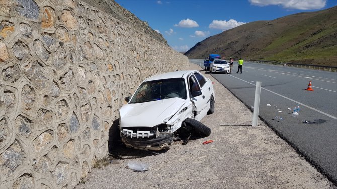 Erzincan'da otomobil istinat duvarına çarptı: 4 yaralı