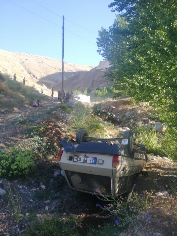 Malatya'da devrilen traktörün altında kalan sürücü öldü