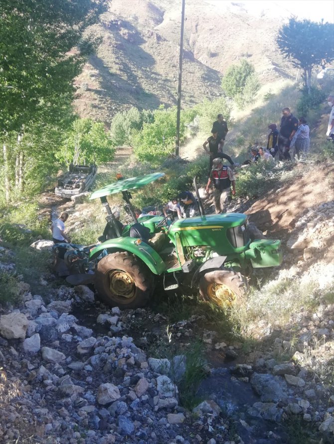 Malatya'da devrilen traktörün altında kalan sürücü öldü