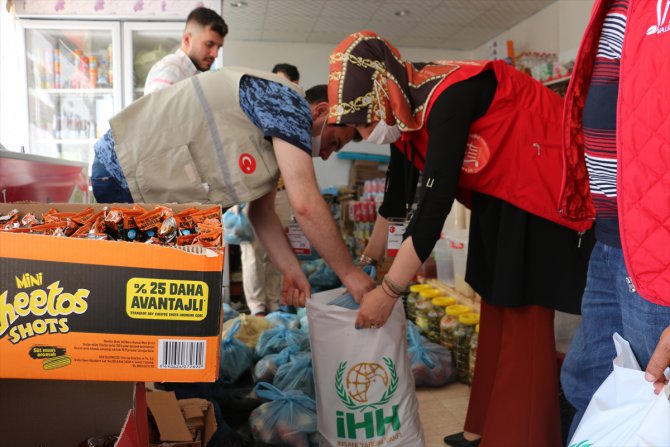 Siirt VSDG ve İHH ihtiyaç sahibi ailelere gıda yardımı yaptı