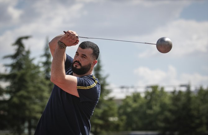 Milli çekiççi Özkan Baltacı'nın hobisi pul koleksiyonu