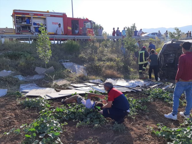 Denizli'de tarlaya devrilen kamyonetteki 3 kişi yaralandı