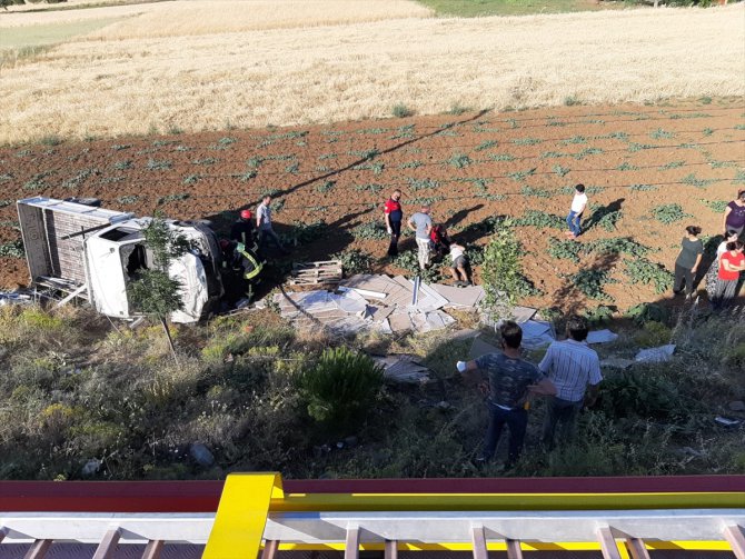 Denizli'de tarlaya devrilen kamyonetteki 3 kişi yaralandı