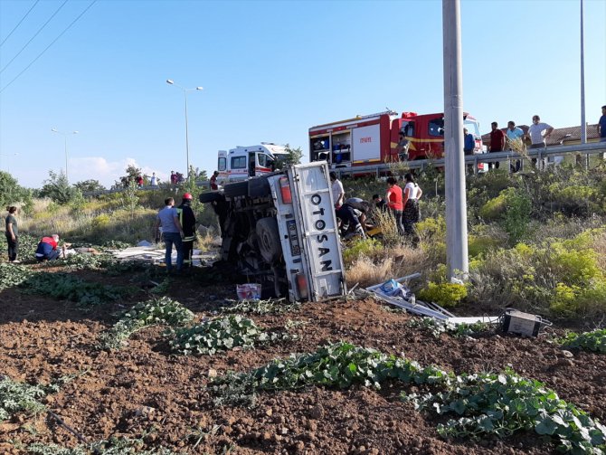 Denizli'de tarlaya devrilen kamyonetteki 3 kişi yaralandı