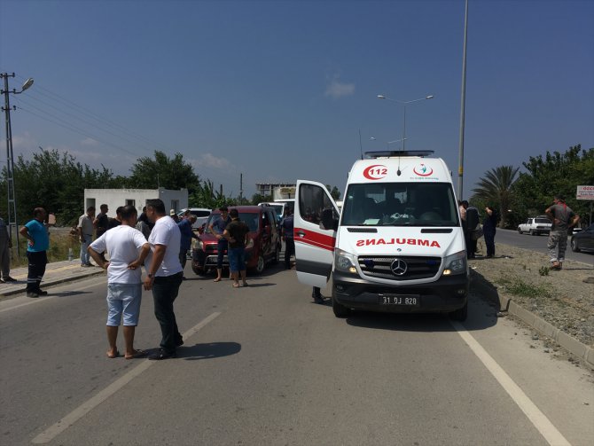 Hatay'da hafif ticari araçla çarpışan motosikletin sürücüsü öldü