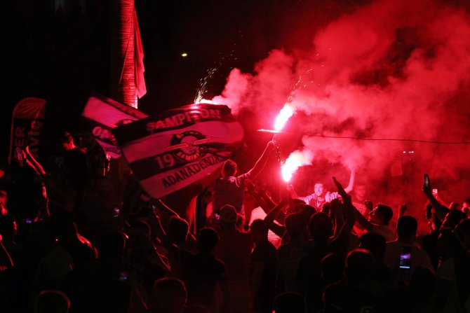 Adana Demirspor'un Büyükşehir Belediye Erzurumspor galibiyeti, kentte coşkuyla kutlandı