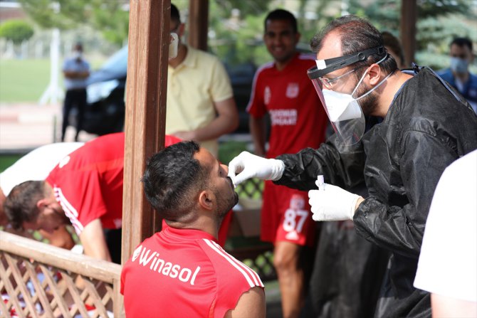 Sivasspor'da teknik heyet ve futbolculara 8. kez Kovid-19 testi yapıldı