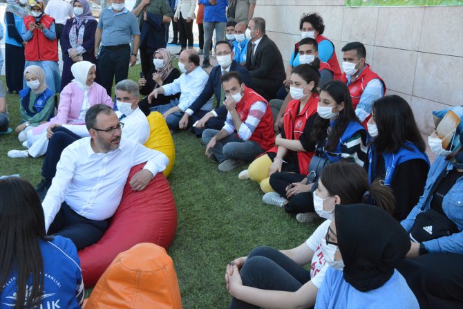 Bakan Kasapoğlu, Malatya'da bakanlık yatırımlarını inceledi, gençlerle bir araya geldi