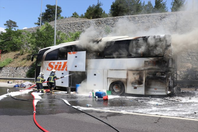 Adana'da seyir halindeki yolcu otobüsünde yangın