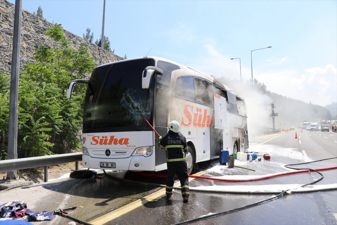 Adana'da seyir halindeki yolcu otobüsünde yangın