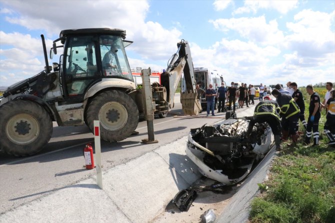 Su kanalına devrilen otomobilde sıkışan sağlık personeli yaralandı