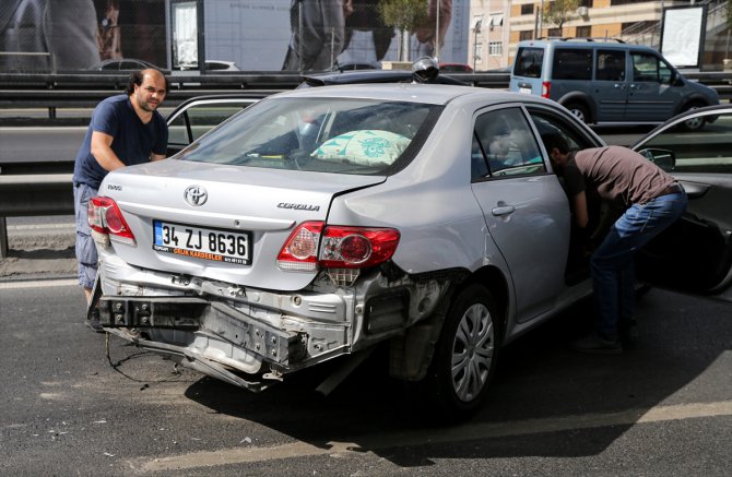 Motor yağı dökülen yolda zincirleme trafik kazası