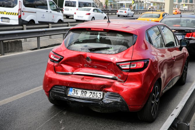 Motor yağı dökülen yolda zincirleme trafik kazası