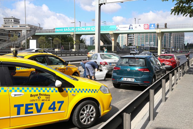 Motor yağı dökülen yolda zincirleme trafik kazası