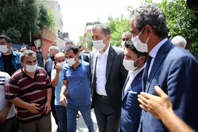 Bakan Selçuk'tan lisedeki patlamada hayatını kaybeden öğretmenin babaevine ziyaret: