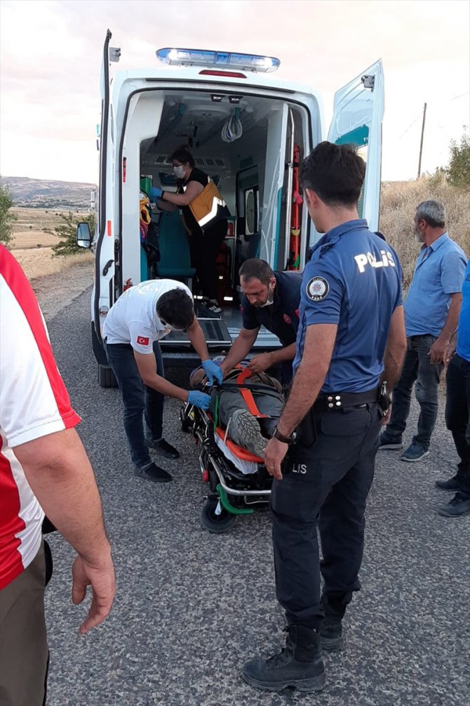 Elazığ'da tır şarampole devrildi: 1 yaralı