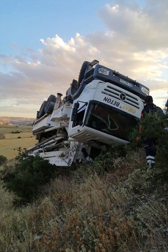 Elazığ'da tır şarampole devrildi: 1 yaralı