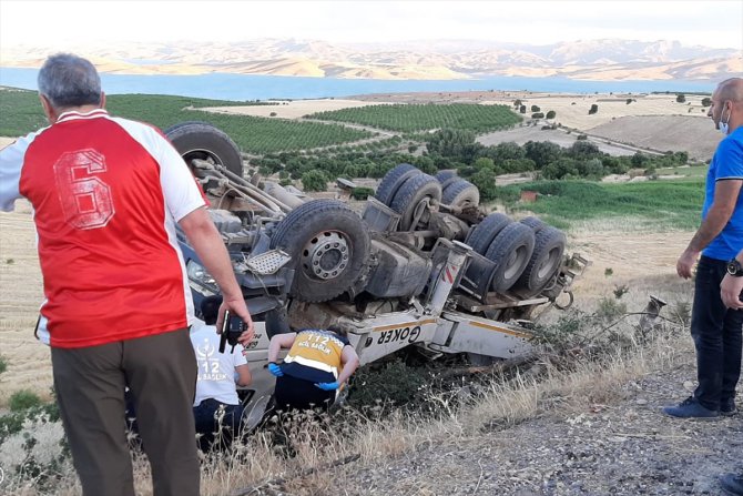 Elazığ'da tır şarampole devrildi: 1 yaralı