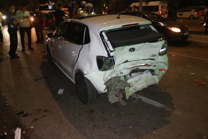 Adana'da otomobil trafik ışıklarında bekleyen araçlara çarptı: 2 yaralı