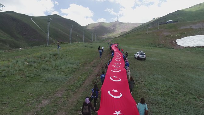 Gençler, 15 Temmuz şehitlerini Palandöken Dağı'nda "ay yıldız koreografisi" ile andı