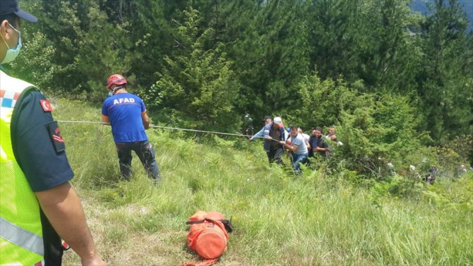 Sinop’ta 200 metrelik uçuruma devrilen otomobilin sürücüsü yaralandı