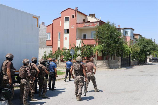 Eşi terk edince kendini eve kilitleyip silahla polise direndi