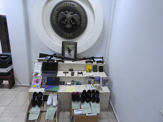 Terör örgütü PKK'nın talimatlarını içeren pusulaları spor ayakkabılarına gizlemişler
